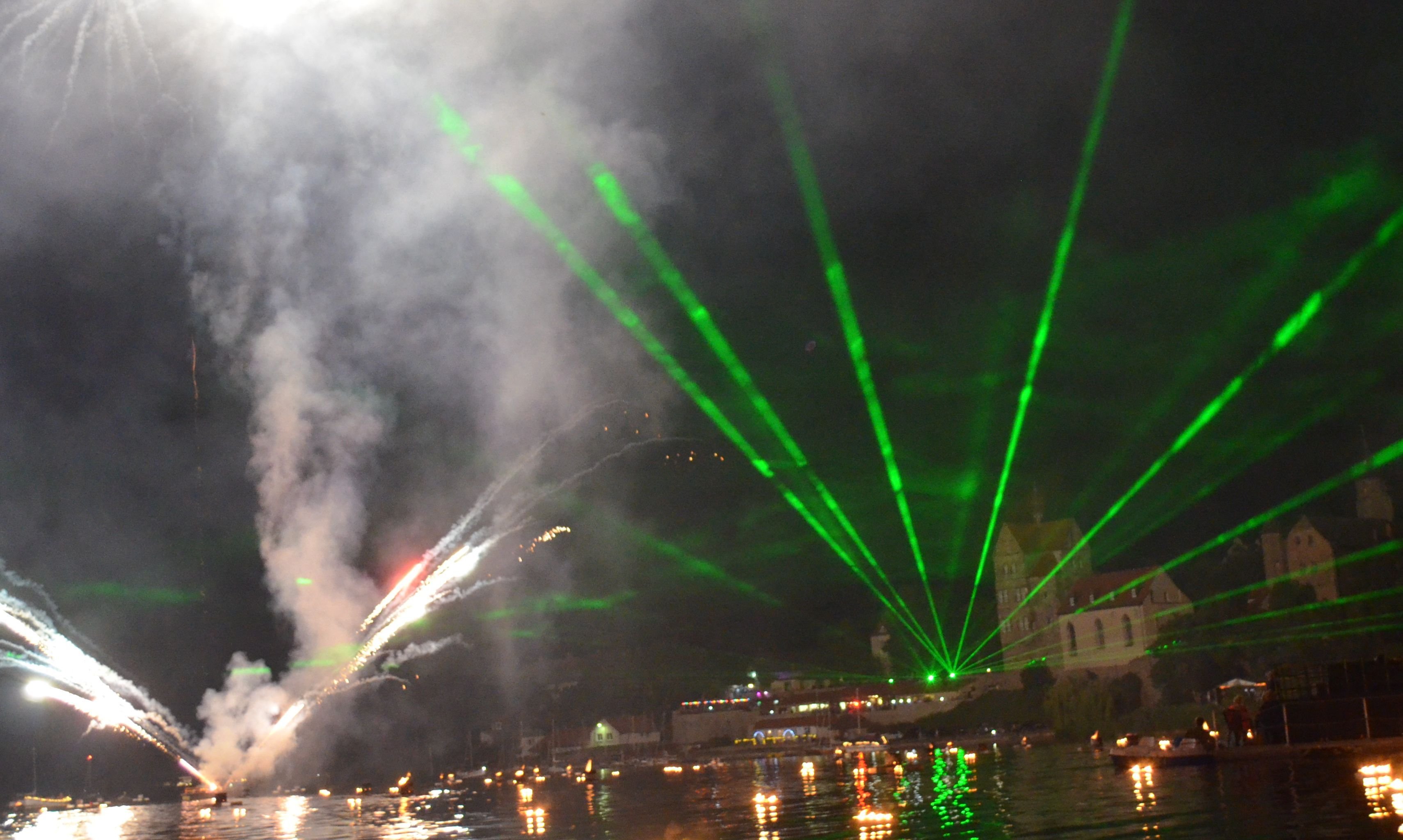 "See in Flammen" am Süßen See: Laser- und Pyroshow