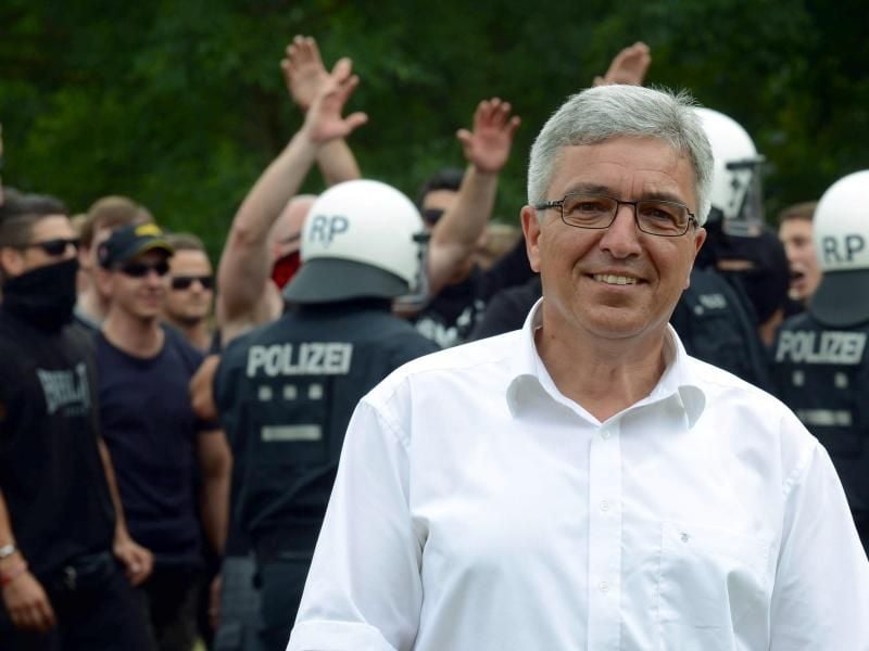 Der rheinland-pfälzische Innenminister Roger Lewentz (SPD) und Polizeibeamte im Hintergrund. Foto: Roland Holschneider/Archivbild