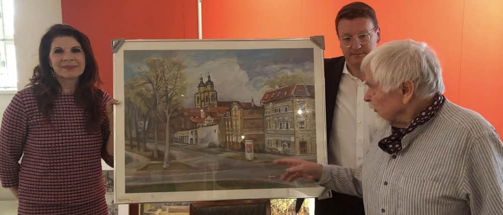 Eine typische Stadtansicht von Manfred Wenzel (r.). Tochter Claudia Wenzel und OB Torsten Zugehör halten das Bild.