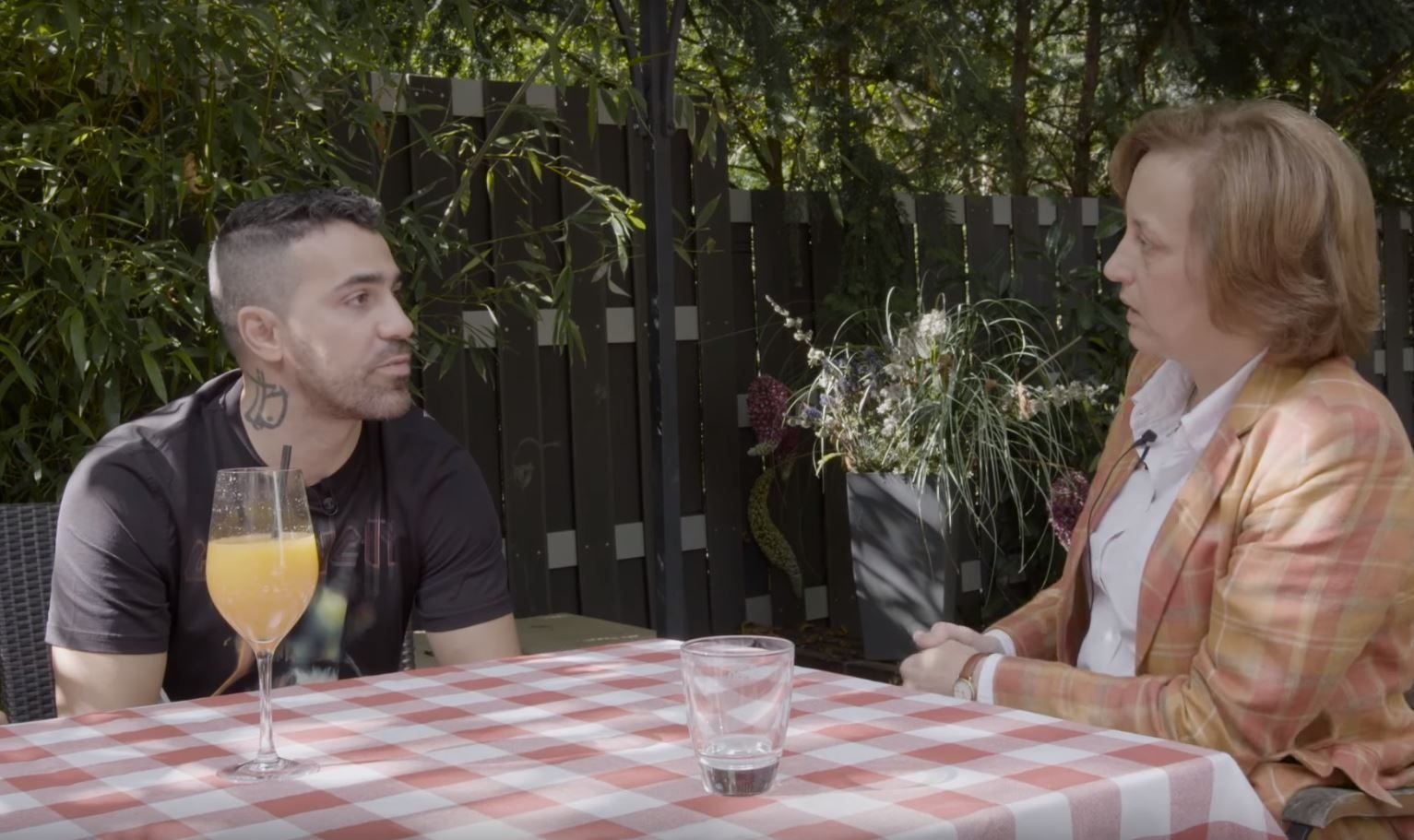 Bushido und Beatrix von Storch an einem Tisch