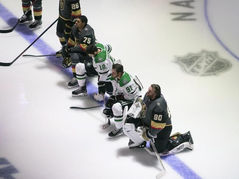 Bei der Partie zwischen den Vegas Golden Knights und den Dallas Stars kniete ein NHL-Quartett. Foto: Jason Franson/The Canadian Press/AP/dpa