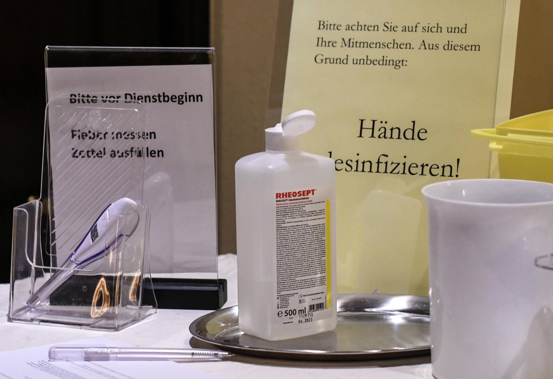 Fieber messen und Haende desinfizieren steht auf den Schildern in Zeiten von Corona im Eingangsbereich eines Seniorenheims.
