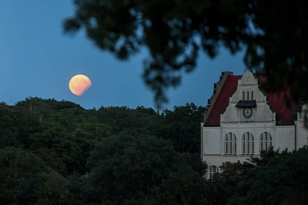 Leider sorgt die partielle Mondfinsternis für einen erleuchteten Himmel.
