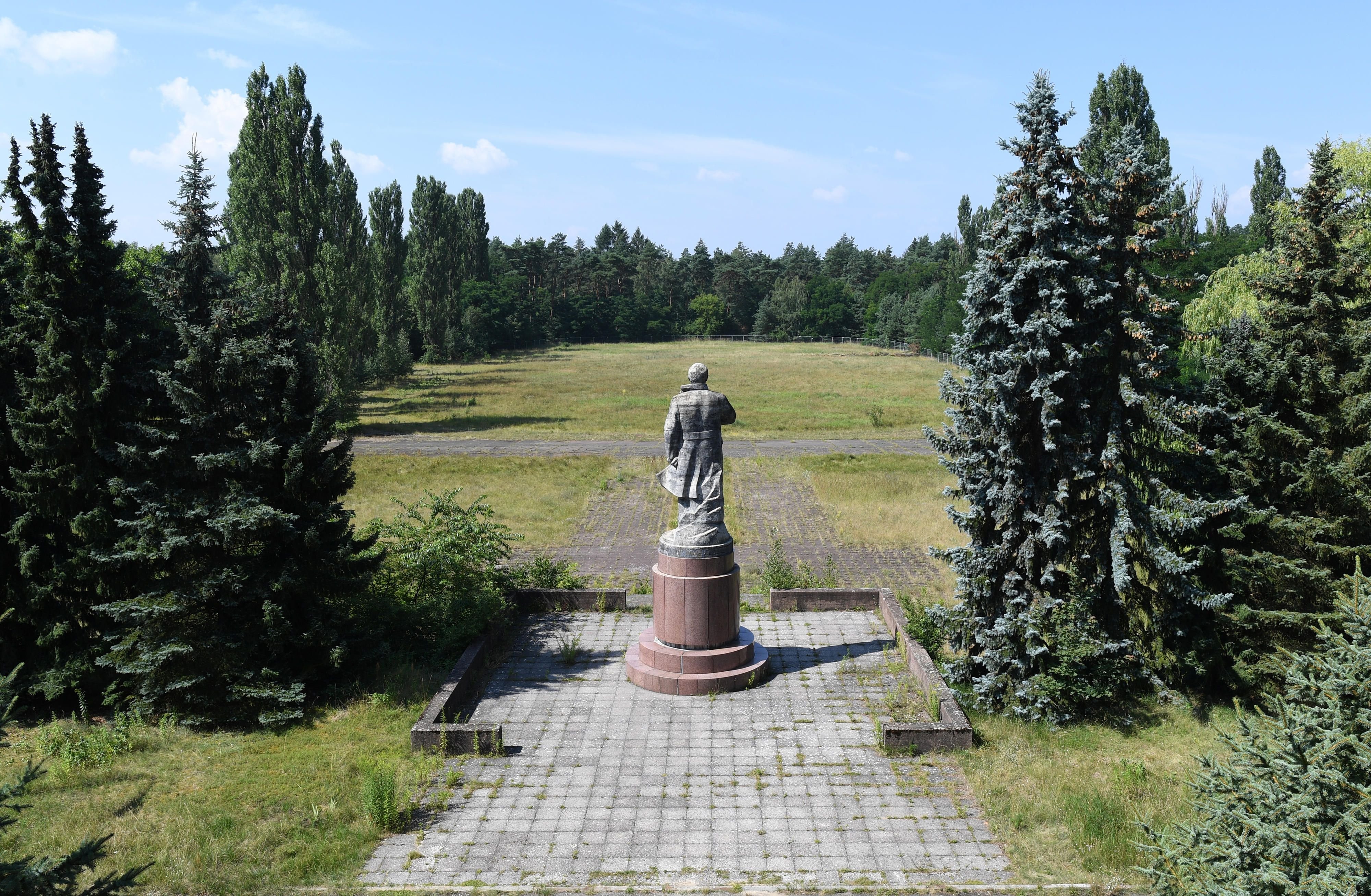 Ein Denkmal des ehemaligen sowjetischen Staatsführers Wladimir Iljitsch Uljanow Lenin steht exakt nach Westen ausgerichtet auf einem ehemaligen Militärgelände in Wünsdorf (Brandenburg).