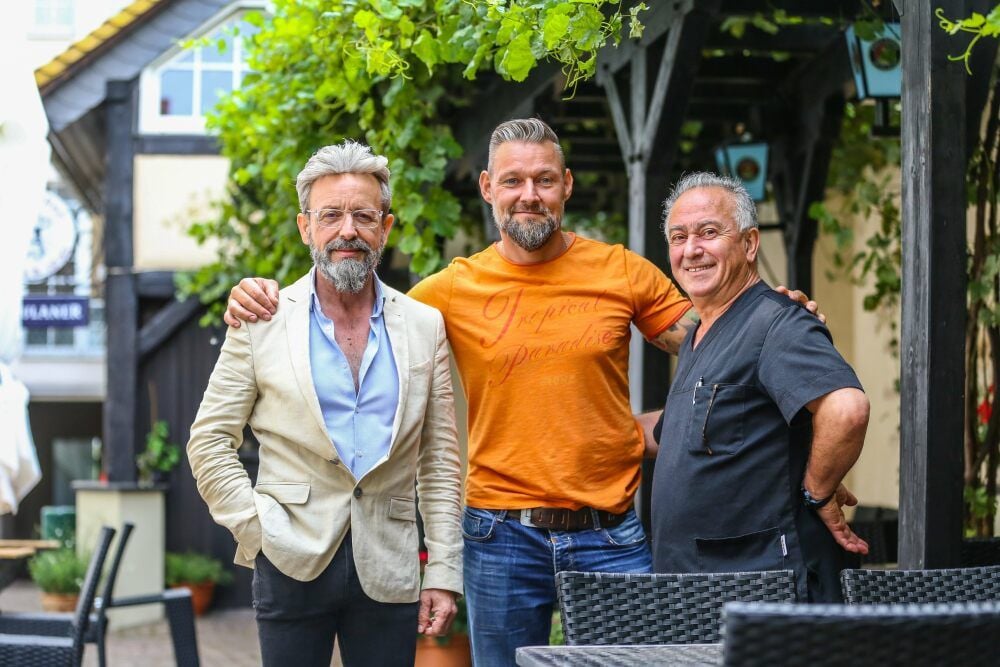 Georgioas Pappas (l.), und Mathias Nebelung mit dem Chef des „Wilhelm B.“, Sawas Kosmidis (r.).