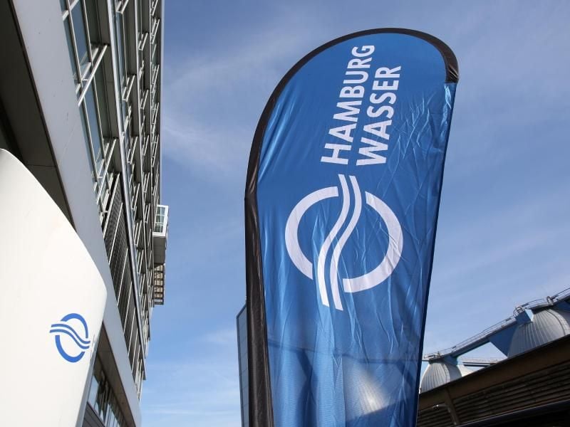 Ein Fahne mit dem Logo von Hamburg Wasser. Foto: picture alliance/Bodo Marks/dpa/Archivbild