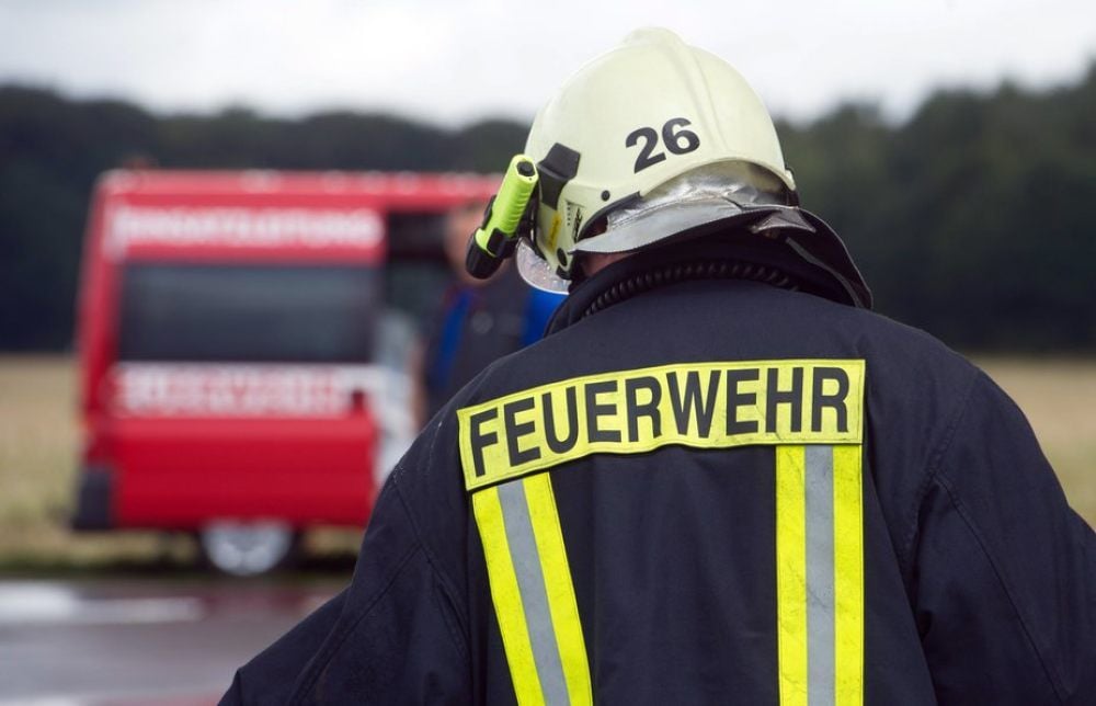 Feuerwehrleute stehen immer bereit. Oftmals müssen sie bei ihrer Arbeit mit uneinsichtigen Menschen und fehlendem Personal umgehen.