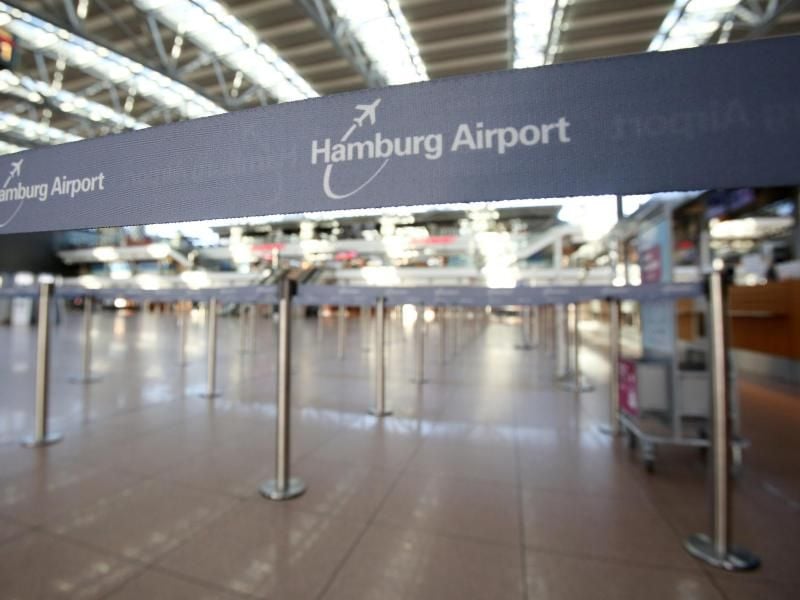 Logo des Flughafen Hamburg auf einem Trennband. Foto: Bodo Marks/dpa/Archivbild