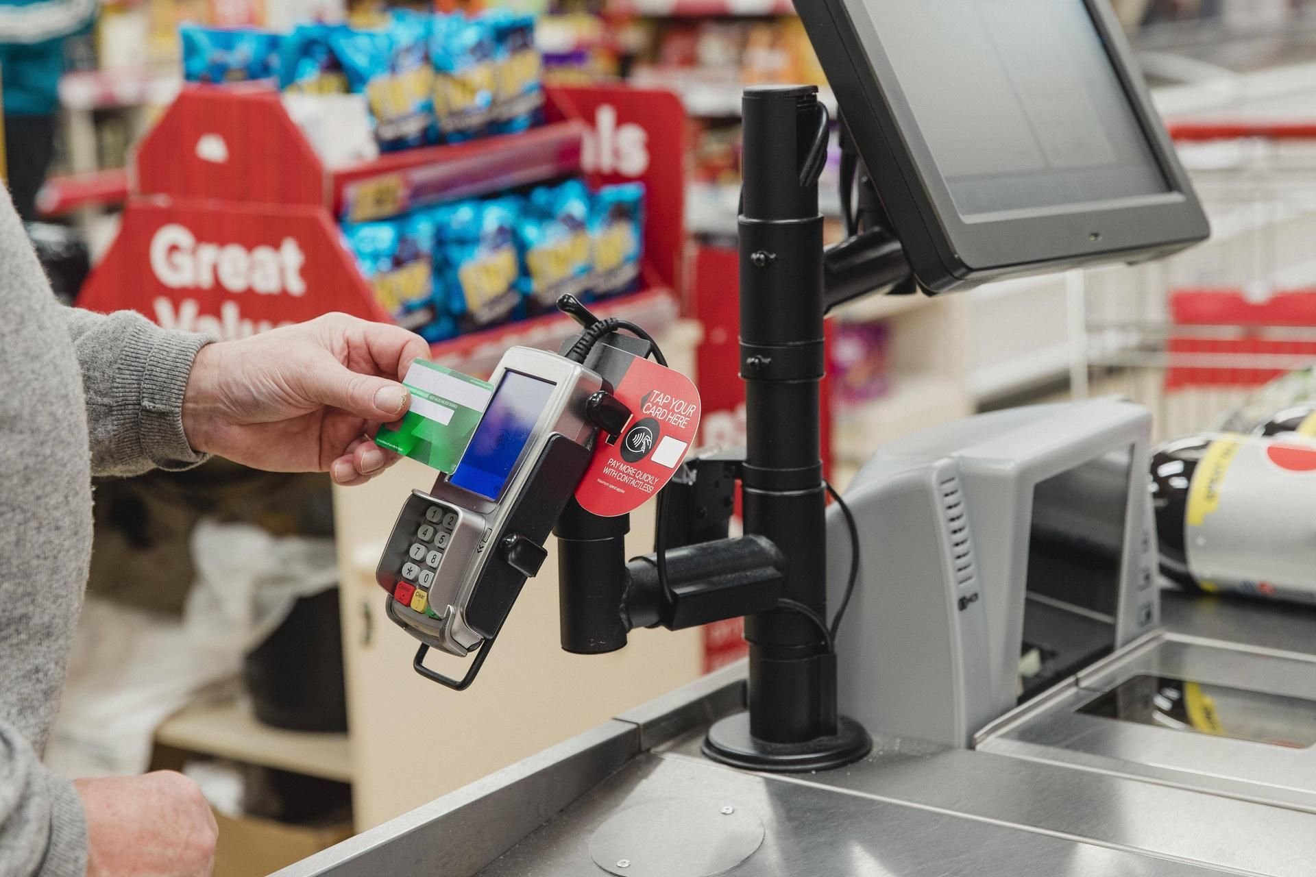 Eine EC- oder Kreditkarte mit Kontaktlos-Funktion begleicht die Rechnung an der Supermarktkasse quasi im Vorbeigehen. Auch ohne Eingabe der Pin.