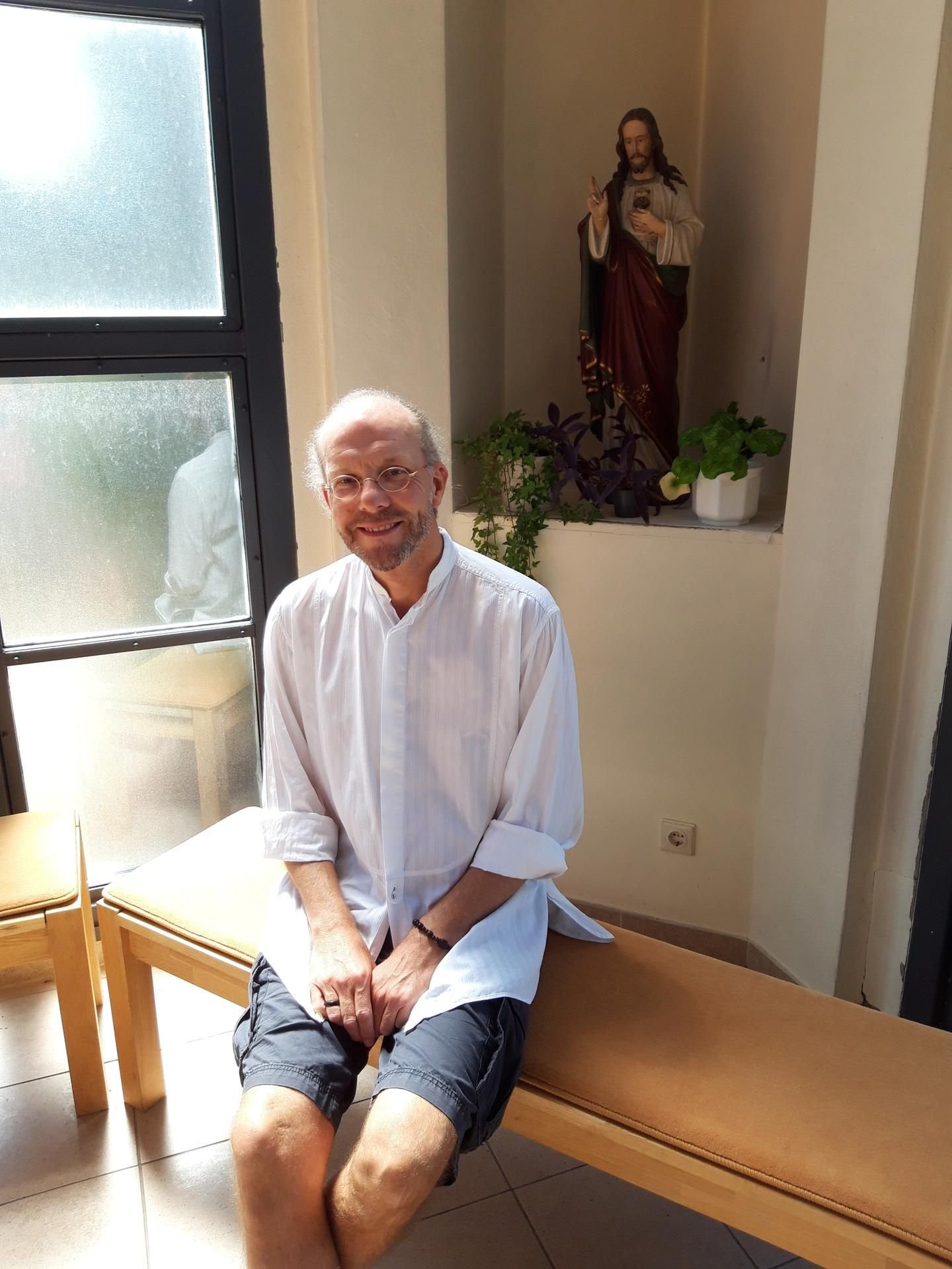 Jürgen Wolff in der Kapelle seiner Kirche in Bitterfeld