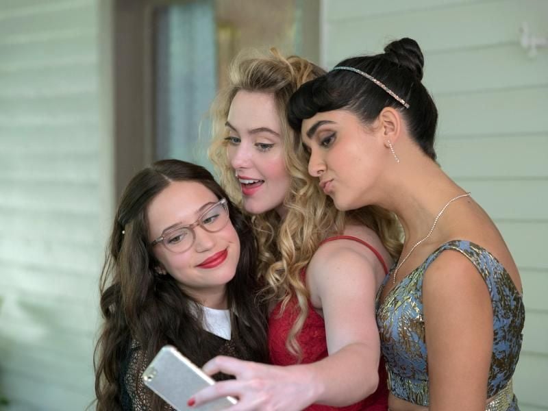 Gideon Adlon (l-r) als Sam, Kathryn Newton als Julie und Geraldine Viswanathan als Kayla nehmen ein Selfie auf. Foto: Universal Pictures