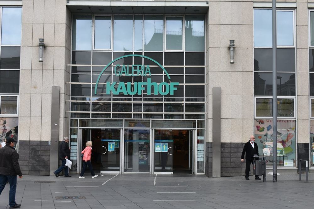 Fällt auch der hallesche Kaufhof, der jetzt Galeria Karstadt heißt, den Kürzungsplänen des Konzerns zum Opfer? Noch ist nichts entschieden.