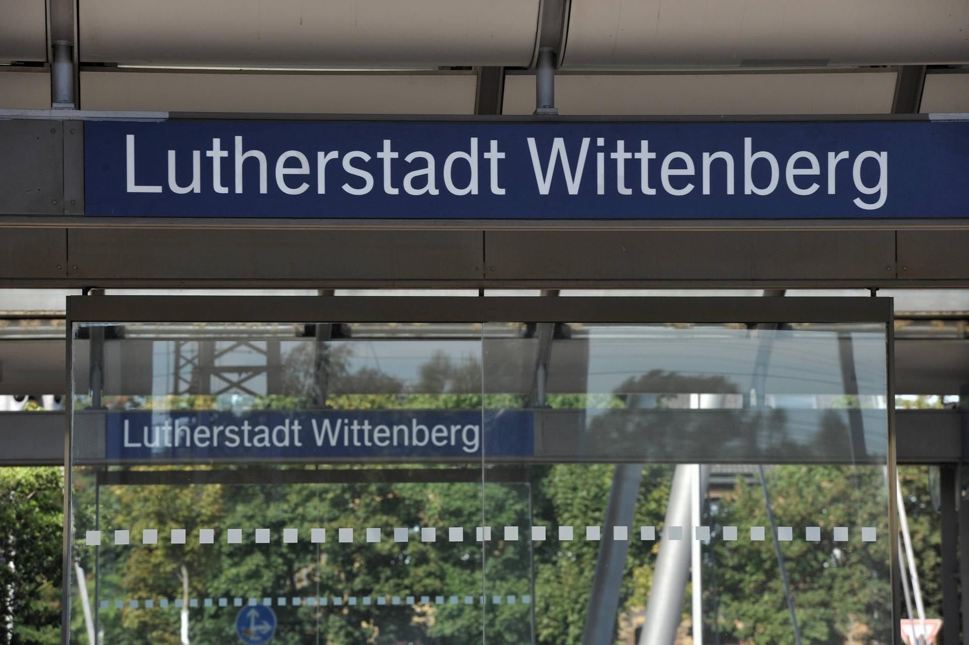 Am Bahnhof Wittenberg ist eine Person von einem ICE überfahren und getötet worden. (Symbolbild)