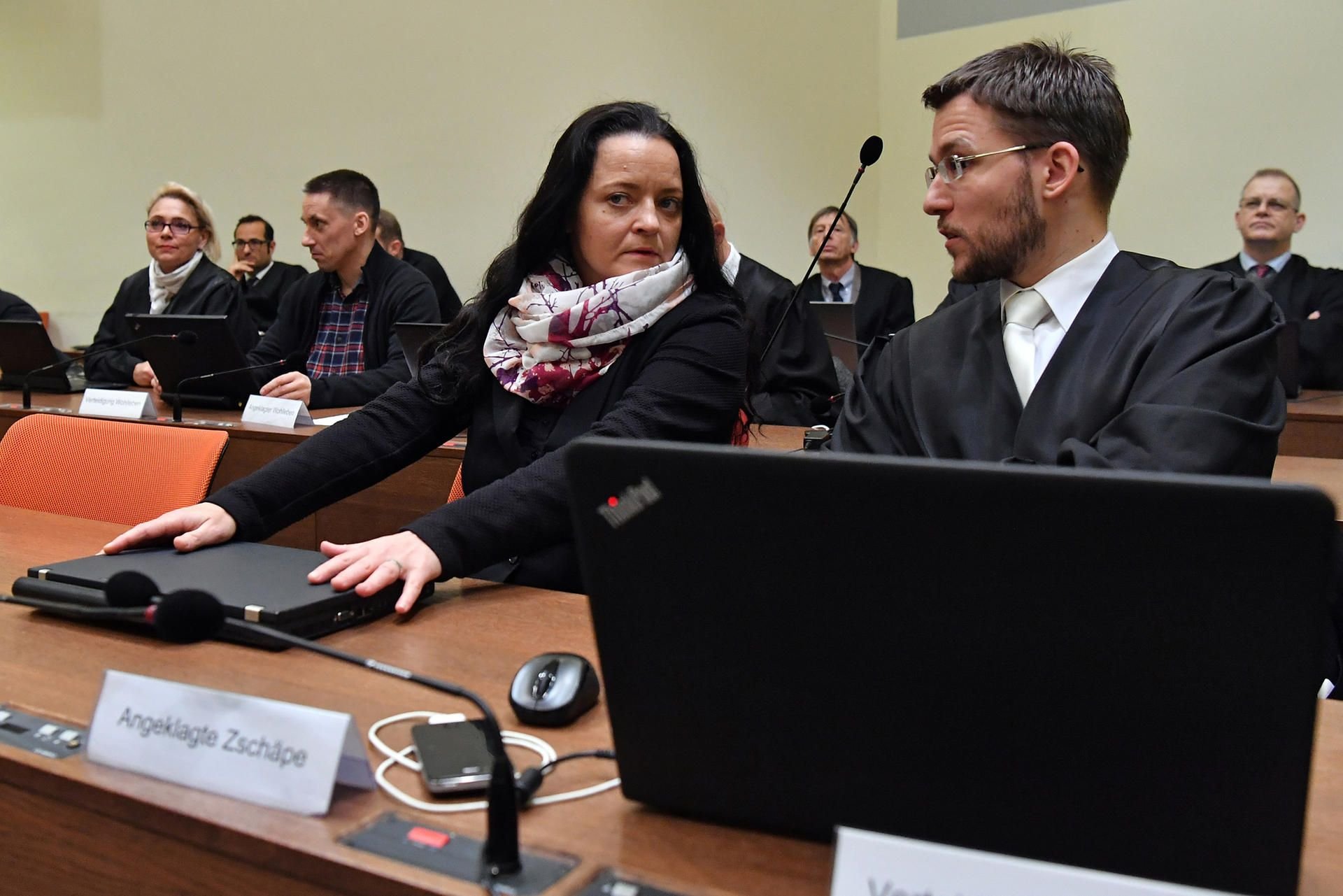 Beate Zschäpe mit ihrem Anwalt