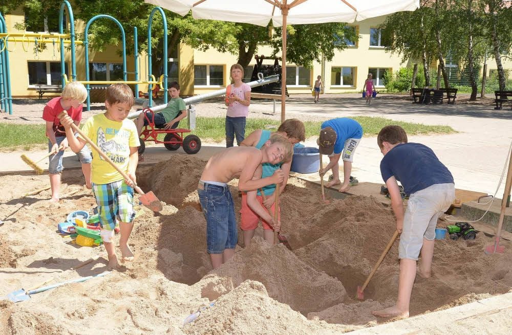 Die Kinder des Horts Wallhausen spielen gern im Sandkasten.