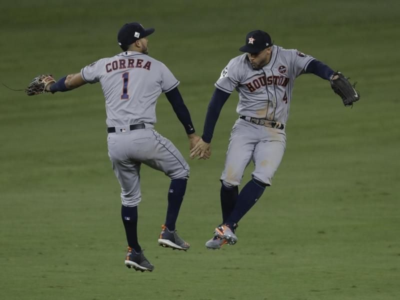George Springer (r) und Carlos Correa (l) von den Houston Astros feiern ihren Sieg gegen die Los Angeles Dodgers. Foto: Alex Gallardo