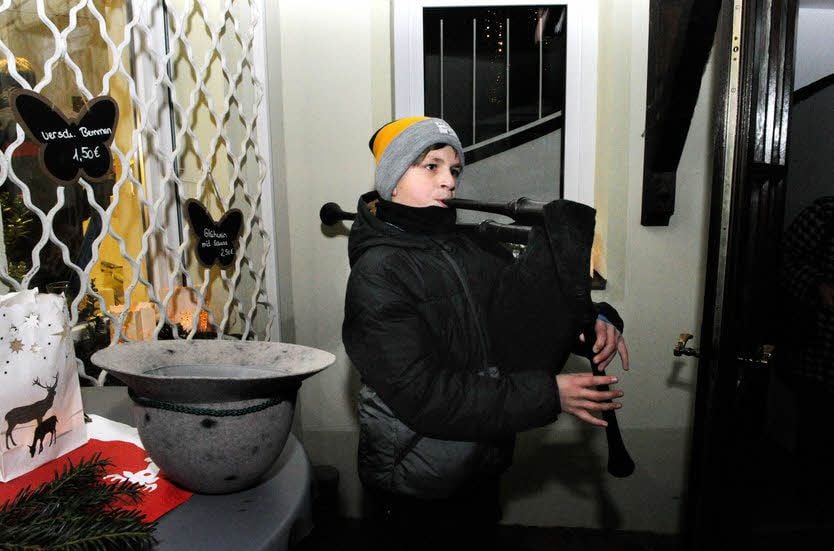 Dick angezogen musiziert Jannick Nothmann zum Advent in Luthers Höfen.