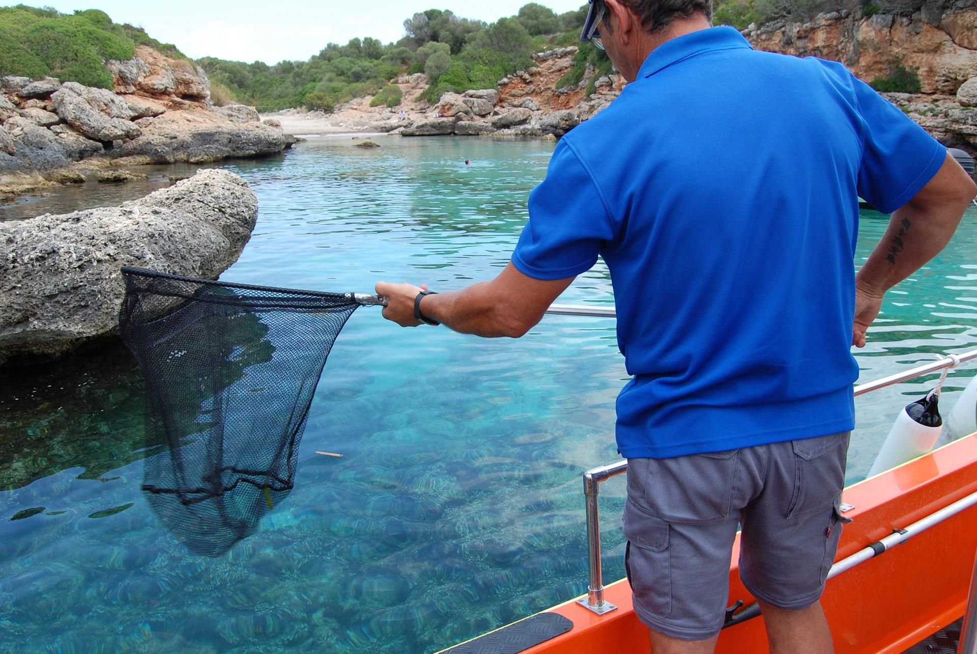 Neben Plastik fischen die Männer auch allerlei Kuriositäten aus dem Wasser.