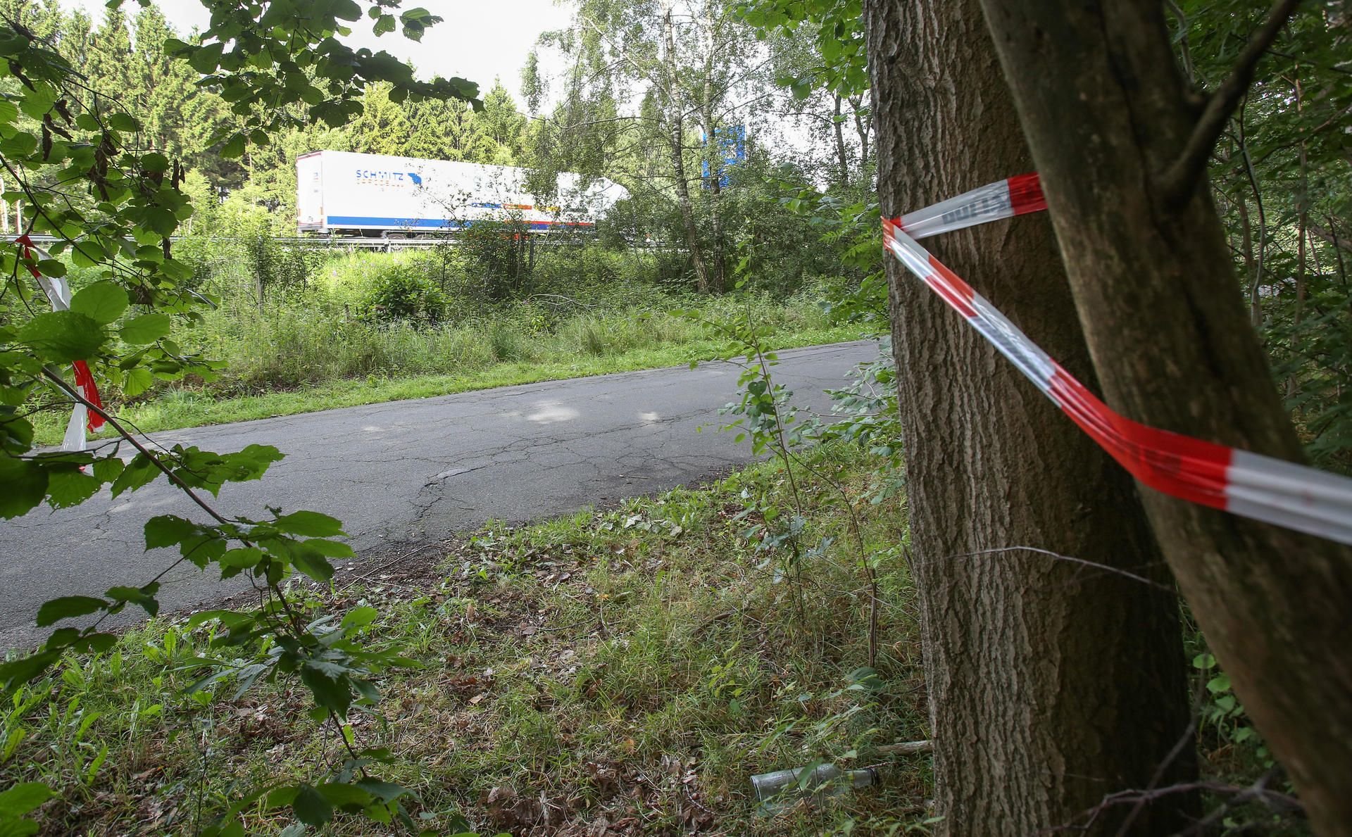 Ein Lastwagenfahrer hatte in dem Waldstück nahe der Raststätte Holmmoor am Freitagabend einen toten Mann entdeckt.