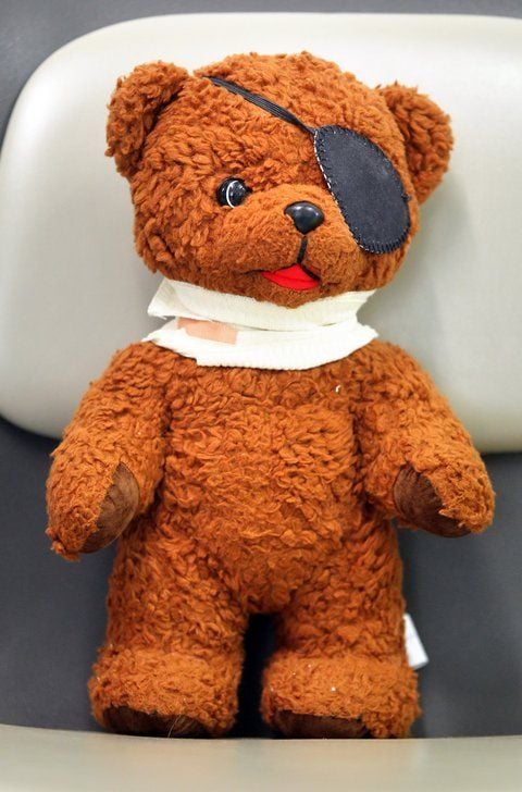 Ein frisch verbundener Teddybär wartet auf seine Entlassung aus dem Teddybärkrankenhaus in Halle.