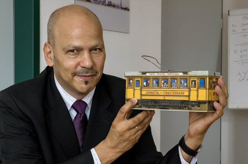 Als Bellay Gatzlaff die Straßenbahn-Dose geschenkt bekam, waren Lebkuchen drin. Jetzt ist die Dose immer mit guter Schokolade gefüllt.
