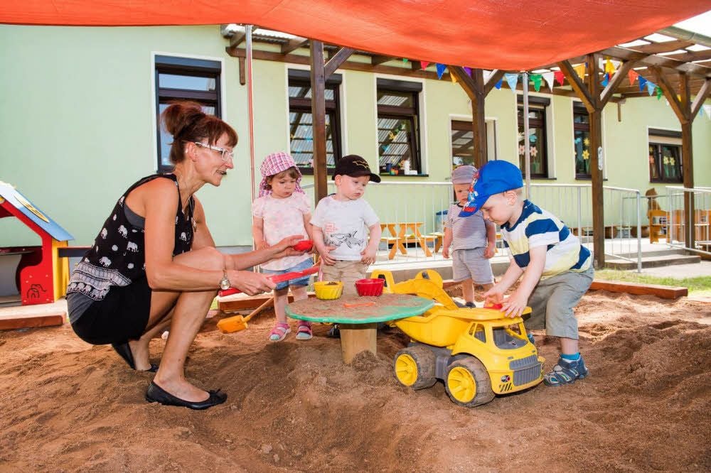 Bei den Kleinsten ist vor allem der große Sandkasten beliebt. Leiterin Simone Kuhnt ist mit dabei.