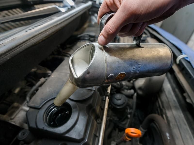 Motoröl muss in regelmäßigen Abständen gewechselt werden, weil es aufgrund der Verbrennungsvorgänge im Motor verschmutzt und dadurch seine Schmierfähigkeit verliert. Foto: Markus Scholz