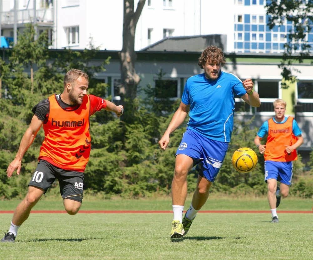 Ein lockeres Fußballspiel zum Auftakt: Neuzugang Vincent Sohmann jagt Sebastian Donath.