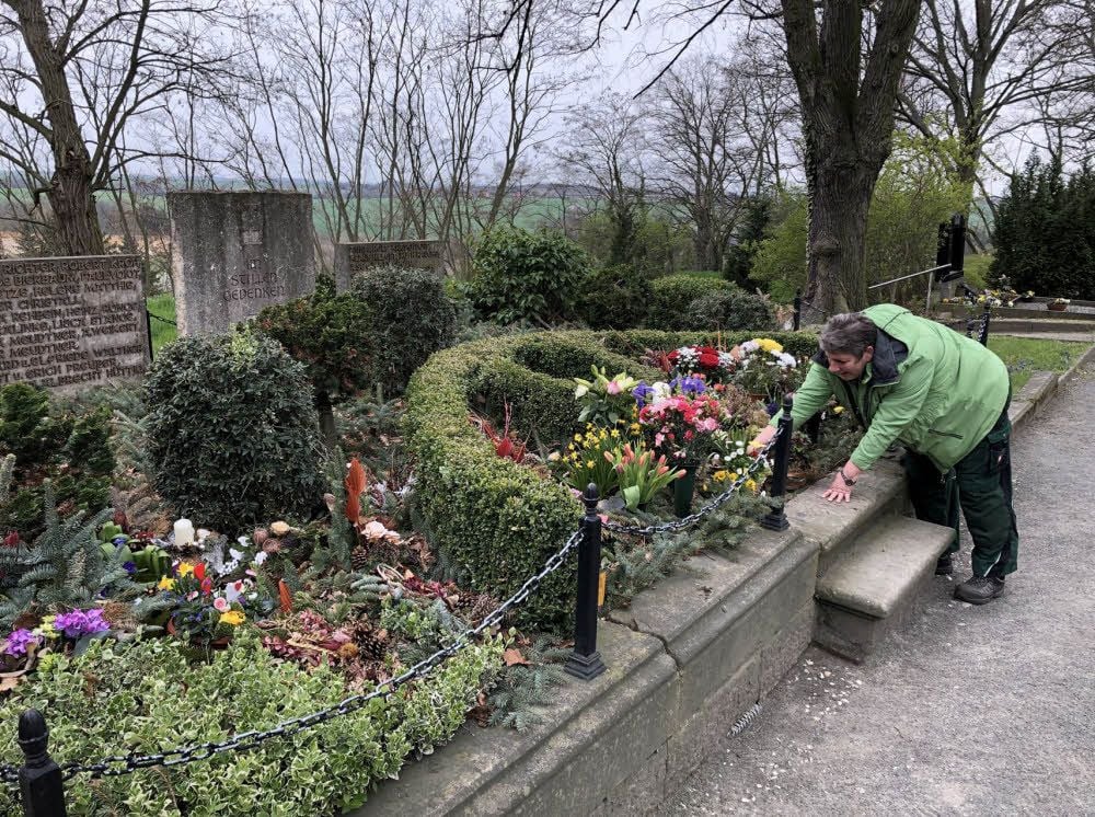 Christine Gorges, die beim Bauhof angestellt ist, kümmert sich um die Pflege der Gemeinschaftsgrabanlage in Osterfeld.