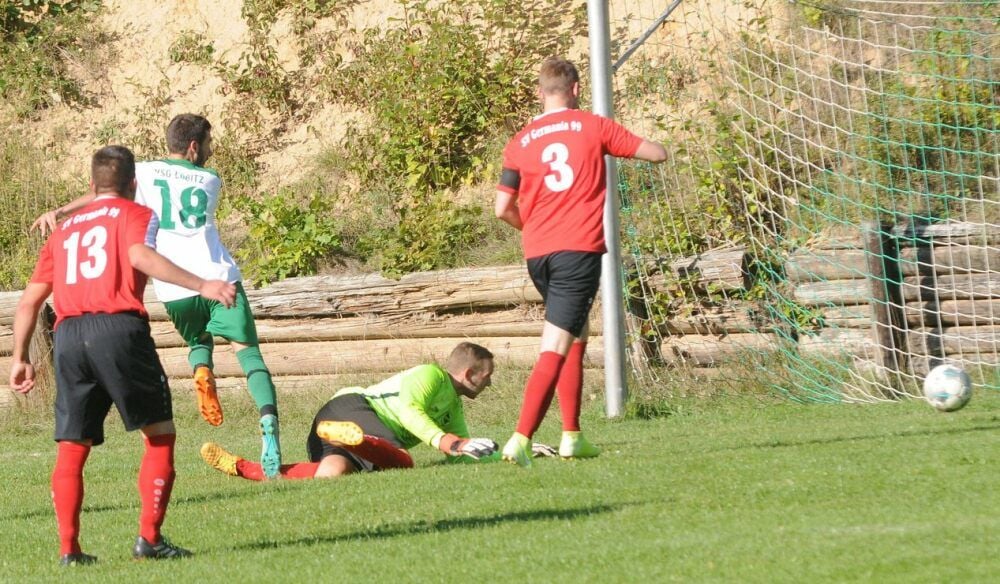 Lucas Cebulla (Nr. 18) trifft im Wethautalderby zum zwischenzeitlichen 3:2 für die VSG Löbitz. Benjamin Beck, Keeper von Schönburg/Possenhain, hat das Nachsehen.