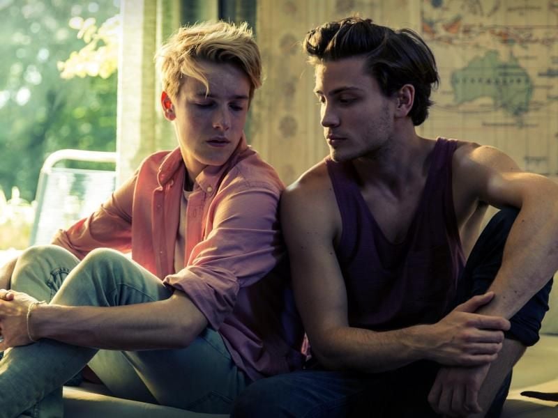 Phil (Louis Hofmann) und Nicholas (Jannik Schümann) sind Freunde. Foto: Universum Film