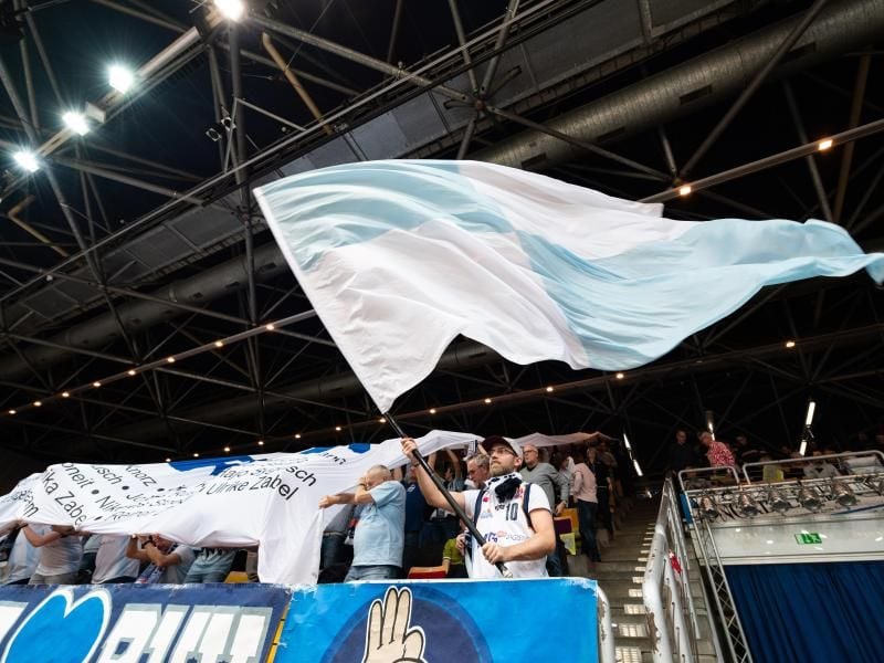 Zukunft ungeklärt: Ein Fan der Eisbären schwenkt bei einem Spiel in der Stadthalle Bremerhaven eine Fahne. Foto: Mohssen Assanimoghaddam