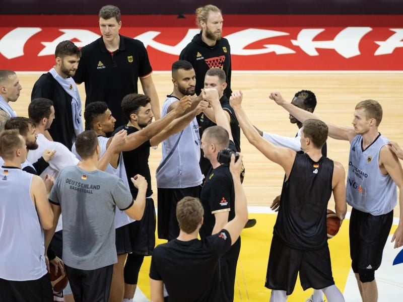 Die deutschen Basketballer wollen ihre Olympia-Chance wahren. Foto: Swen Pförtner