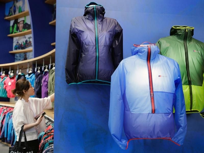 Leicht, winddicht, regendicht: Die Outdoorkleidung kann am besten alles und bietet zudem auch einen intergrierten Insektenschutz. Foto: OutDoor Friedrichshafen/Anja Koehler