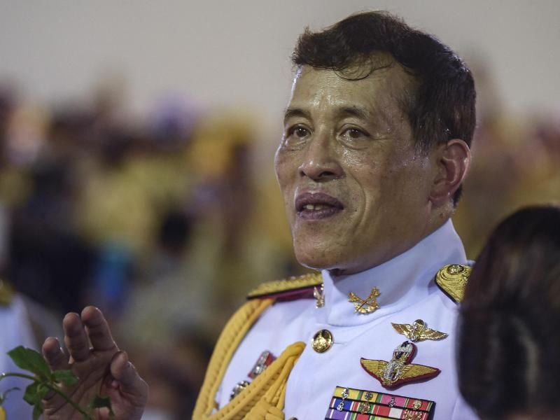 Der thailändische König Maha Vajiralongkorn grüßt seine Anhänger nach einer buddhistischen Zeremonie im Großen Palast. Foto: Yuttachai Kongprasert/SOPA Images via ZUMA Wire/dpa