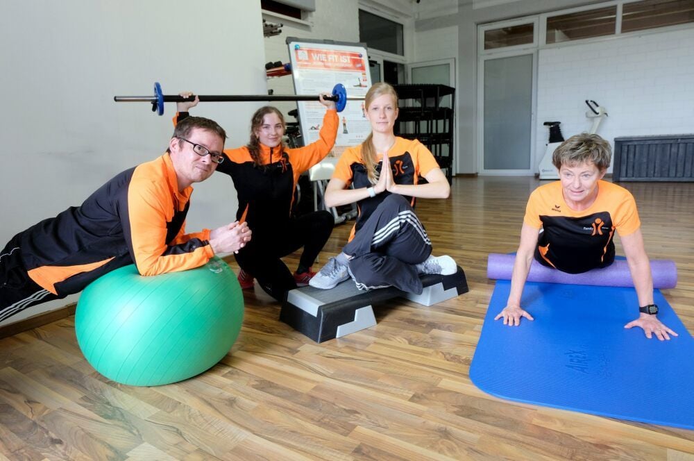 Abstand halten gilt sonst auch unter Kollegen. Patrick Seidlich, Jessica Hanitzsch, Jenny Müller und Heike Schumann-Fahl (von links) deuten im Quartett an, welche Online-Kurse das Jessener Fitness-Studio „Family Gym“ während der coronabedingten Schließung bis Ende November anbietet.