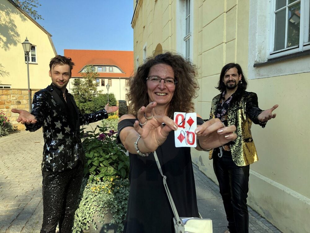 Ilka Biemann mit Siegfried (l.) und Joy und der Spielkarte als Beweisstück.
