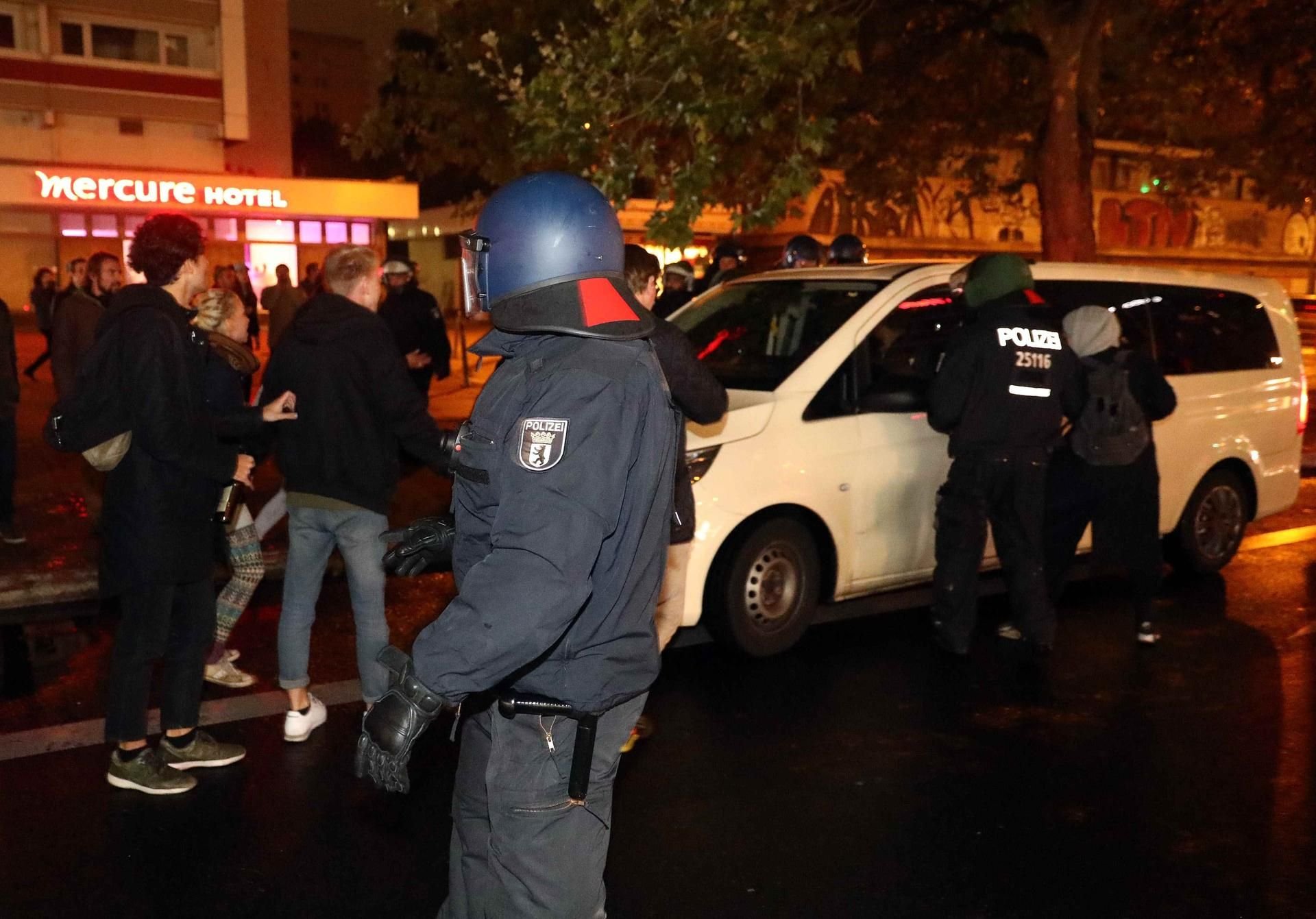 Berliner Polizeikräfte versuchten zur Beruhigung der Lage einige AfD-Anhänger in Taxis unterzubringen.