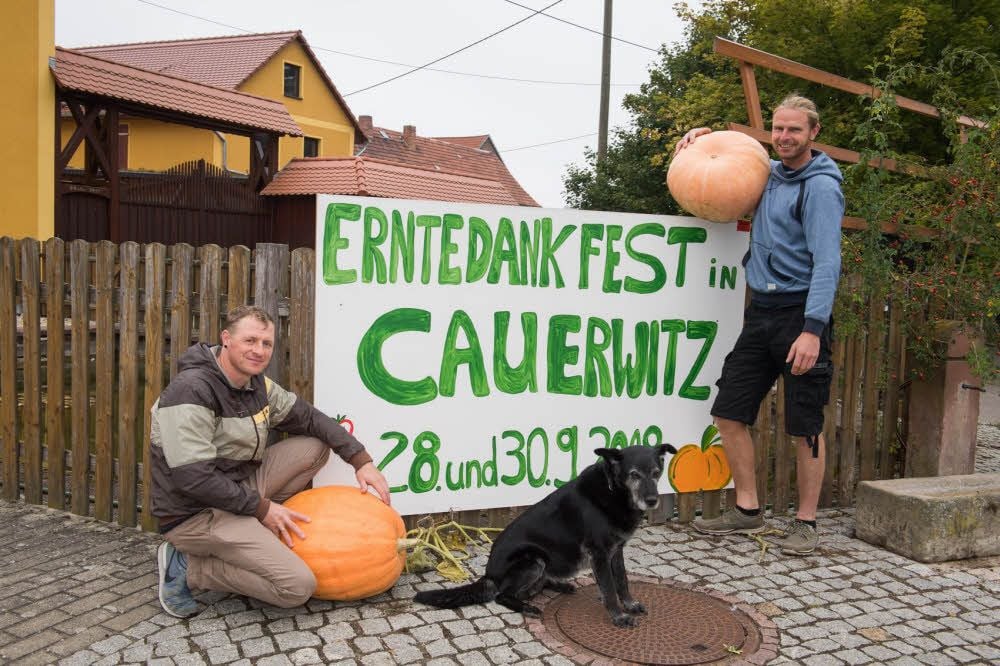 Freuen sich auf das Cauerwitzer Erntedankfest: Vorsitzender Kay Lange (l). und Konrad Mehlhorn vom Verein Dorfgemeinschaft am Viadukt.