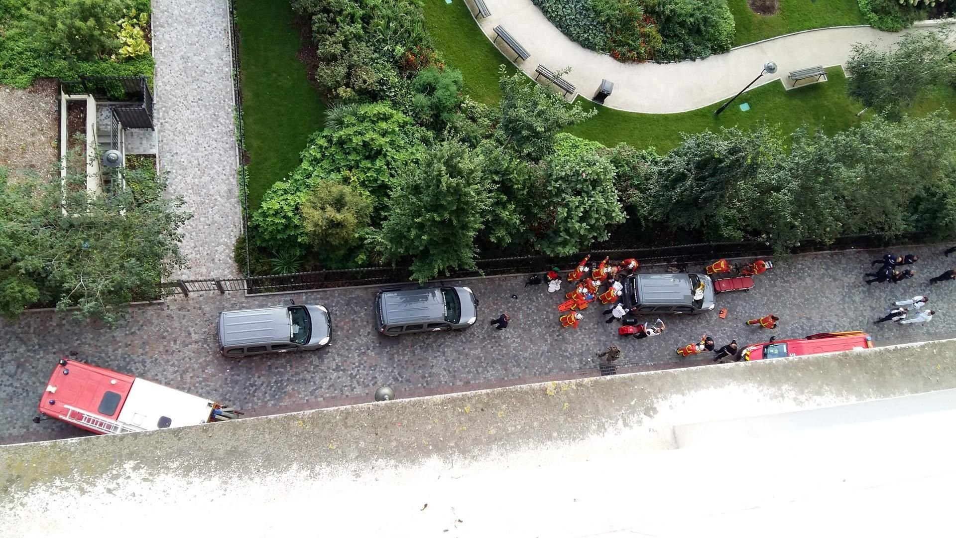 Polizei und Rettungskräfte an der Unfallstelle in Levallois-Perret.