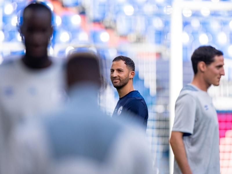 Vorbereitet für den Auftakat in der Champions League gegen den FC Porto. Trainer Domenico Tedesco (M) mit seinen Spielern vom FC Schalke 04. Foto: Guido Kirchner