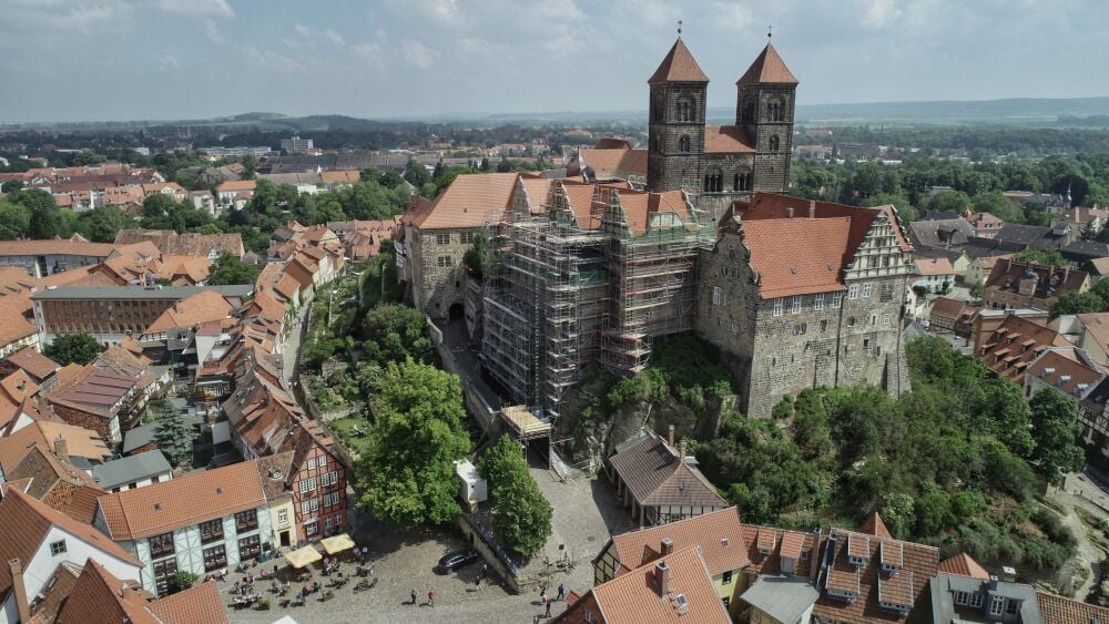 Touristenmagnet: die Stiftskirche St. Servatii auf dem Schlossberg in Quedlinburg