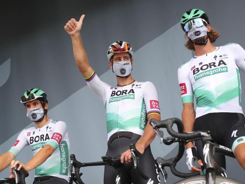 Peter Sagan (M.) wird in Zukunft beim Team Bora-Hansgrohe eventuell eine kleinere Rolle bei der Tour de France spielen. Foto: Thibault Camus/AP Pool/dpa