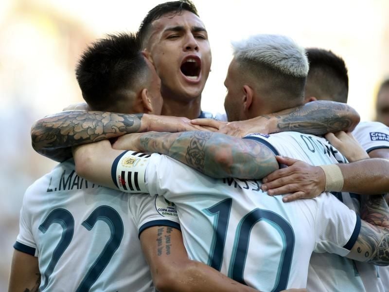 Der Argentinier Lautaro Martinez (l) feiert mit seinen Teamkollegen das erste Tor gegen Venezuela. Foto: eugenio savio/AP