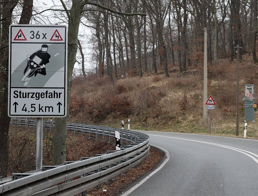 Die Sanierung der B 85 zwischen Kelbra und dem Kyffhäuser dauert länger als geplant: Die feuchte Witterung hat die Pläne für die Markierungsarbeiten entlang der Asphaltpiste mit ihren 36 Kurven zvorerst durchkreuzt.