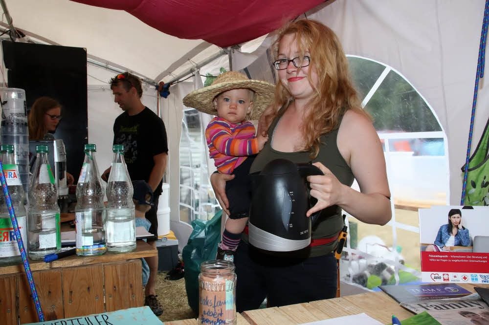 Louise Schellenberg - hier mit Jannika - sorgt im Familienzelt für ein kinderfreundliches Festival.