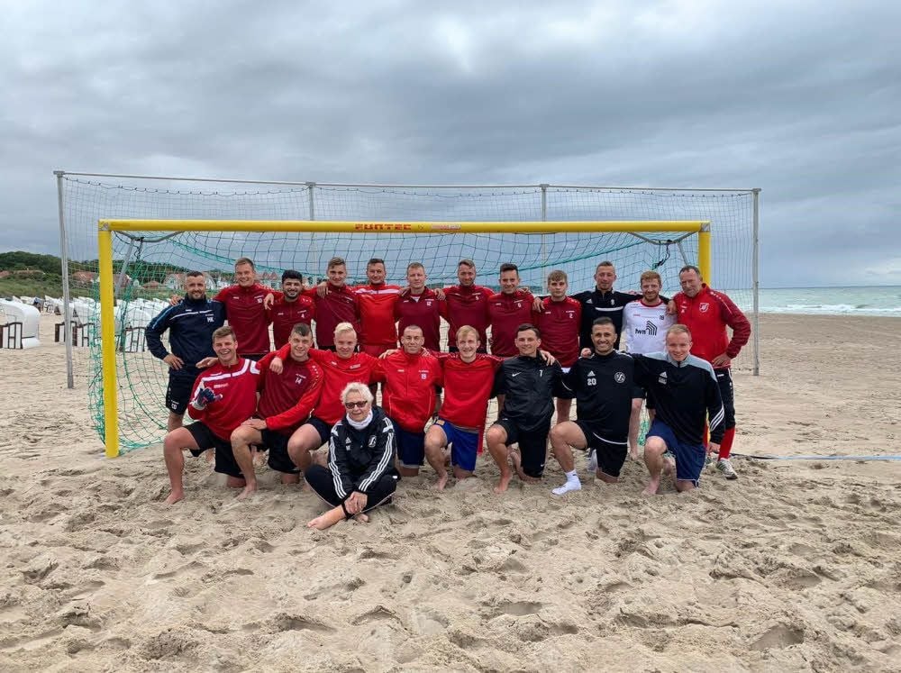 Der SC Naumburg im Trainingslager am Ostseestrand in Warnemünde, hinten, v.l.: Trainer Matthias Krause, Jonas Ballin, Mahmoud Ajo, Philipp Döring, Steve Villmann, Patrick Hauer, Stefan Schulze, Bastian Hanisch, Florian Eichstädt, Daniel Söll, Nejervan Solivani, Co-Trainer Jörg Hanisch; kniend, v.l.: Marcel Derbek, Moritz Denke, Max Grohall, Steven Krumbholz, Maximilian Derwel, Lukas Storch, Akid Khalil, Carl Hoffrichter; vorn: Physiotherapeutin Marion Tomisch.