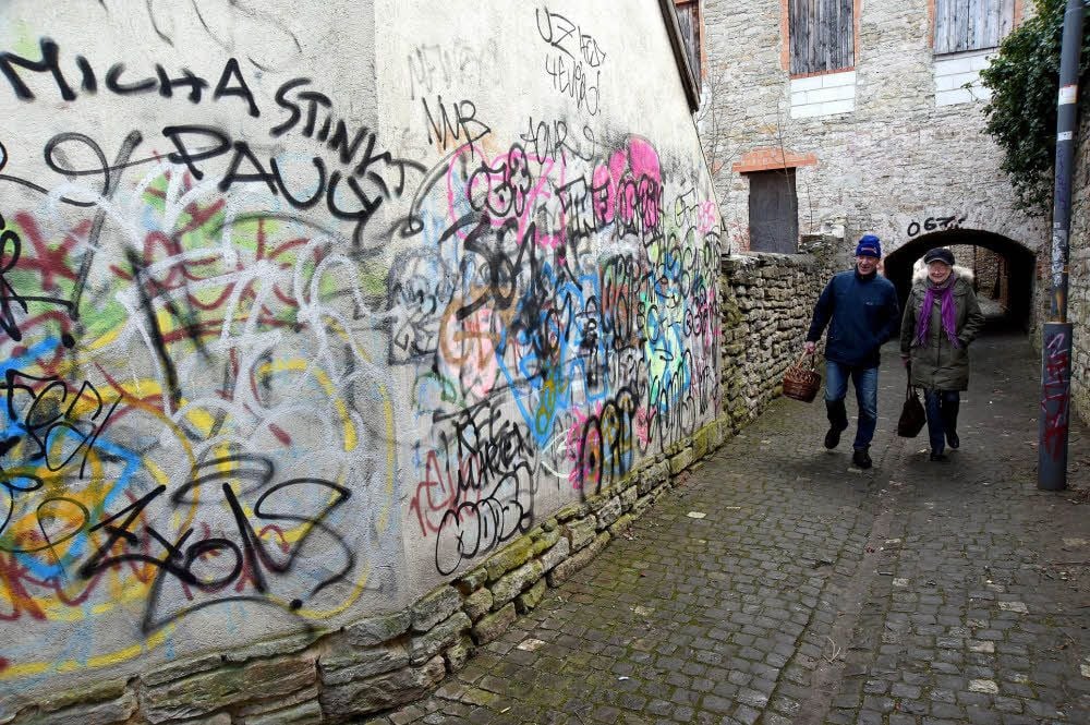 Die Schmierereien an Fassaden im Zeitzer Wochenbett bleiben vorerst dran.