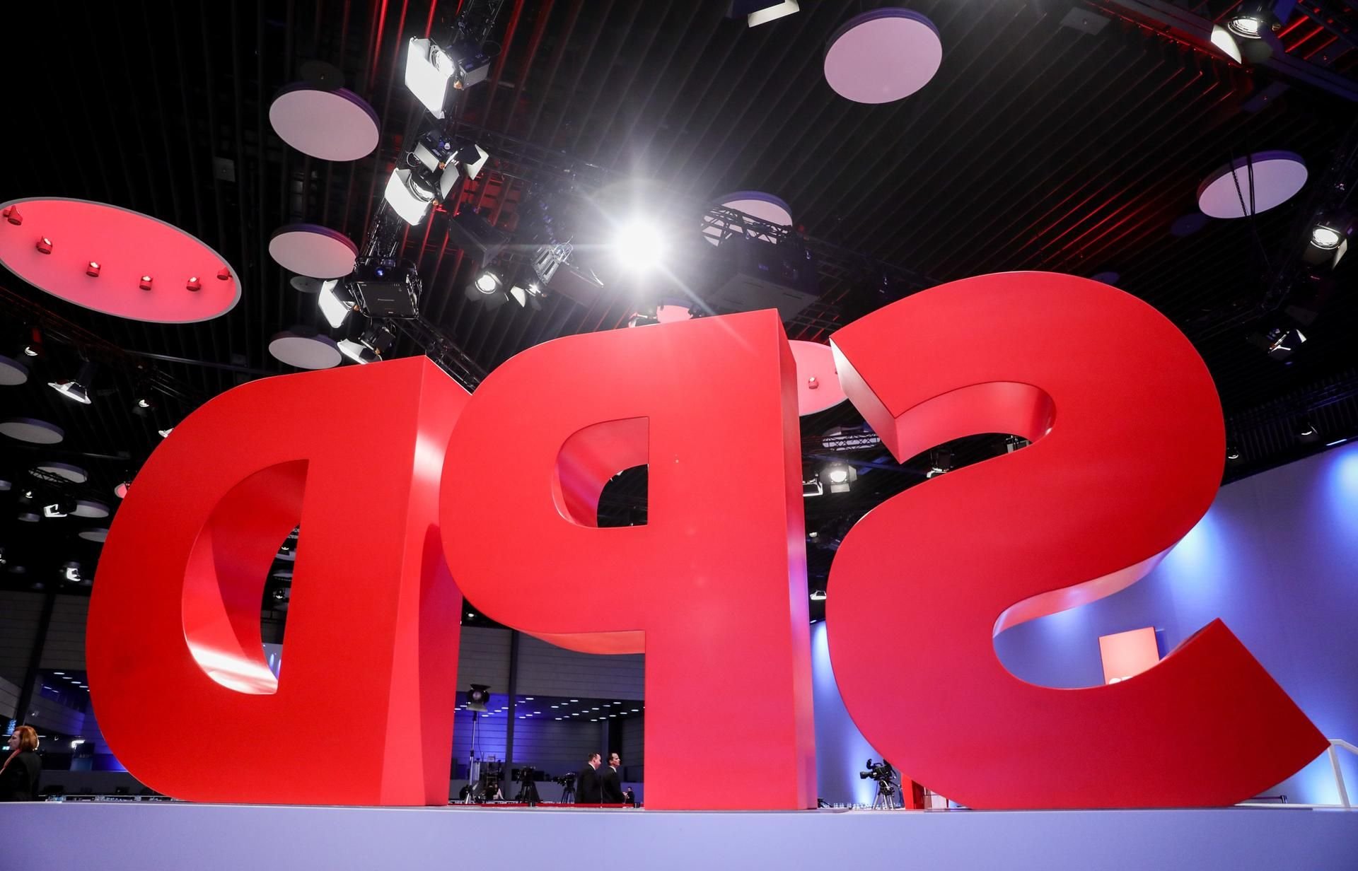 Das SPD-Logo spiegelt sich in der Parteitagshalle in Bonn.