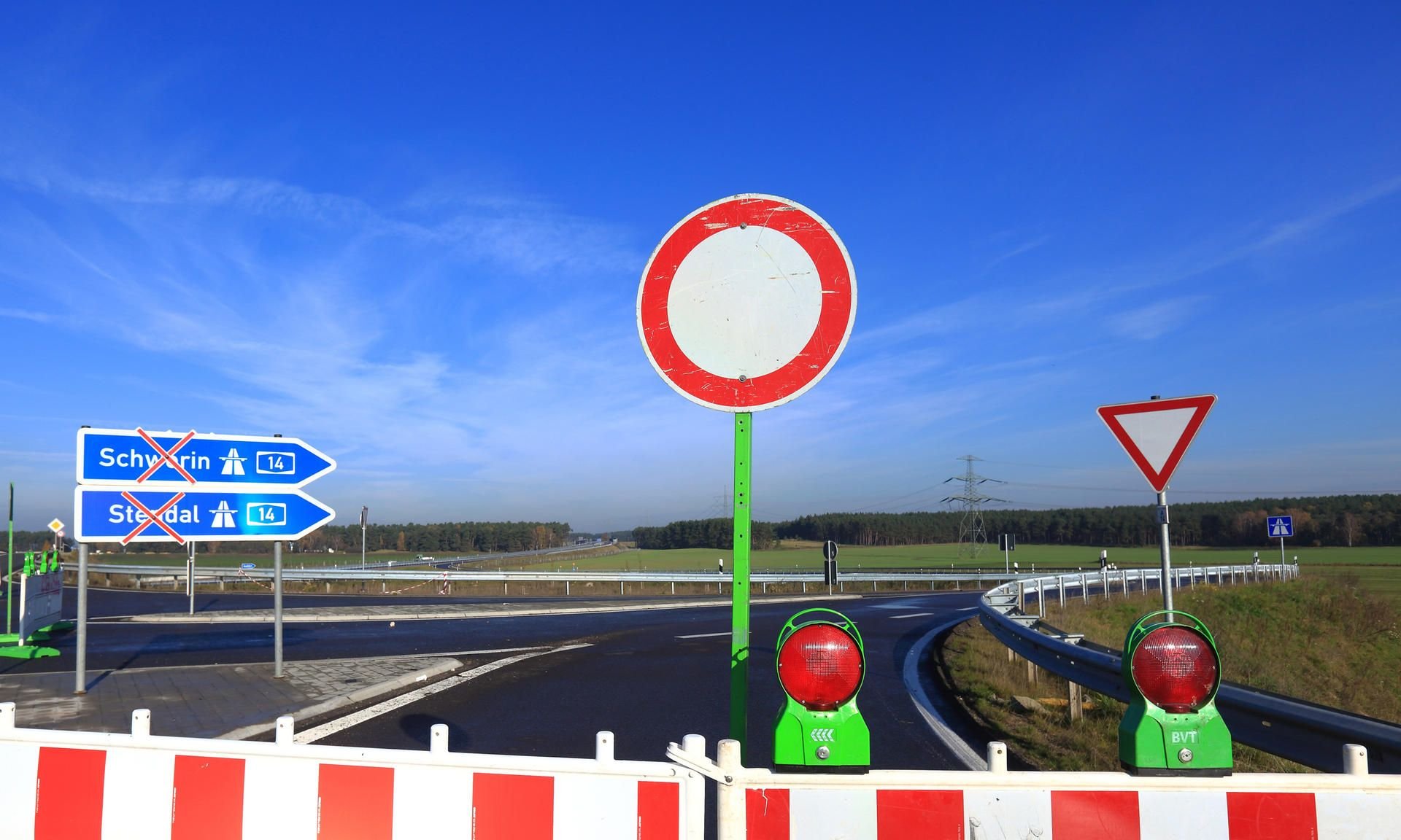 Die gesperrte Auffahrt zur Bundesautobahn 14 in Richtung Stendal und Schwerin bei Colbitz. (Archivbild)